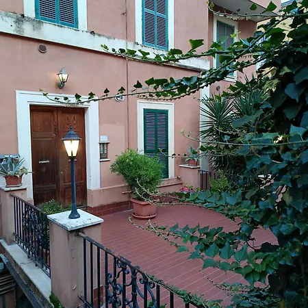 Trastevere Hill Colosseum * Rome